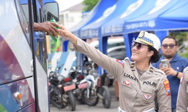 Menilik-Aksi-Simpatik-Polisi-di-Pos-Pelayanan-Nataru-Terminal-Purabaya